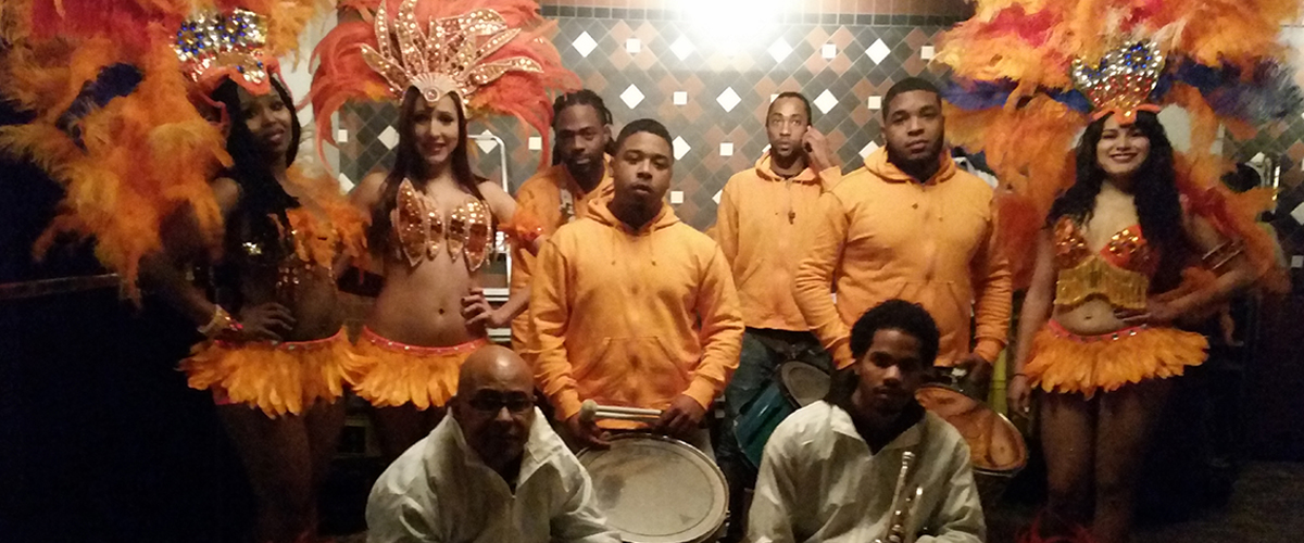 Caribische Band met leuke danseressen